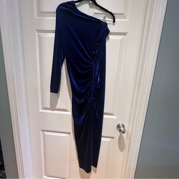 Blue Velvet Gown (S) - Picture 6 of 7